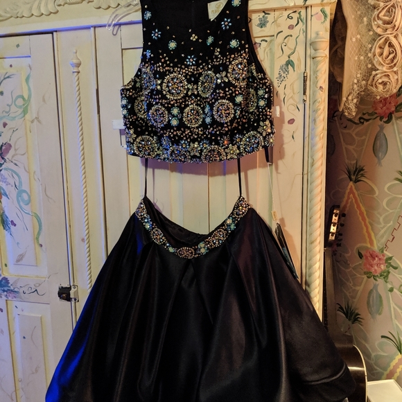 Two piece special occasion embellished skirt/tank - Picture 4 of 7